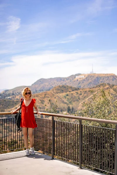 Junge Schöne Frau Roten Kleidern Vor Dem Hintergrund Der Hollywood — Stockfoto