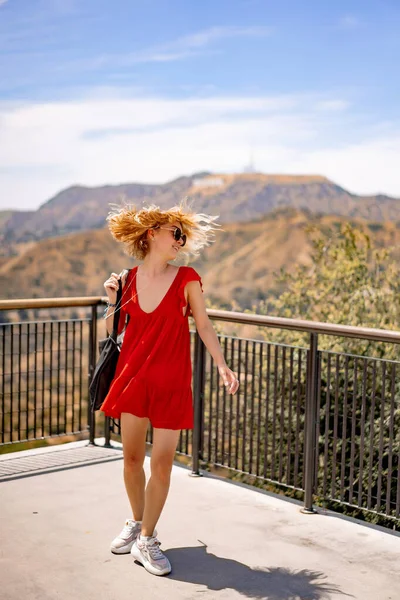Hollywood Tepelerinde Kırmızı Elbiseli Genç Güzel Bir Kadın — Stok fotoğraf