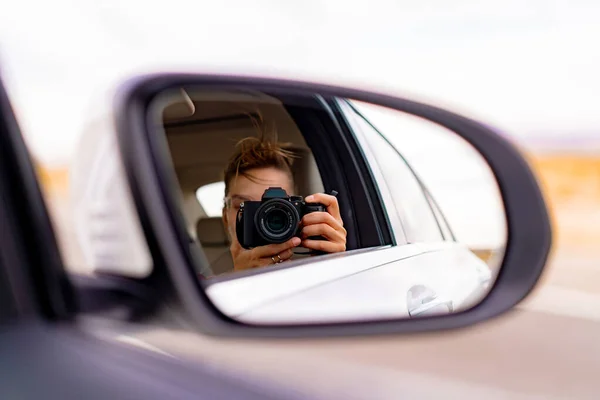 Jonge Vrouw Die Een Foto Neemt Van Een Achteruitkijkspiegel Van — Stockfoto