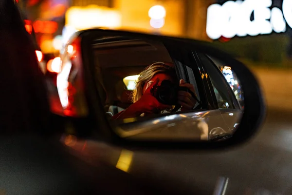 Jeune Femme Prenant Une Photo Rétroviseur Une Voiture Voyages Mode — Photo