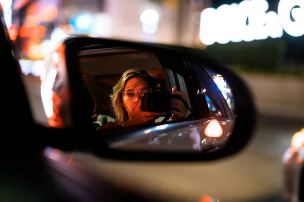 Mujer Joven Tomando Una Foto Espejo Retrovisor Coche Viajes Estilo — Foto de Stock