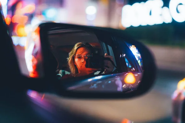 Jeune Femme Prenant Une Photo Rétroviseur Une Voiture Voyages Mode — Photo