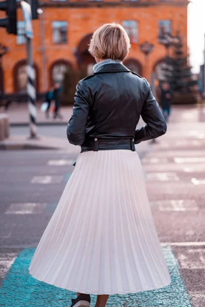 Элегантная Женщина Гуляет Весеннему Городу Фотография Улицы — стоковое фото