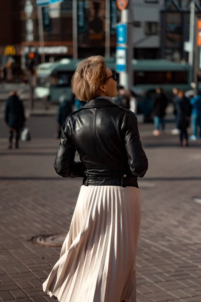エレガントな女性が春の街を歩く ストリートフォト — ストック写真