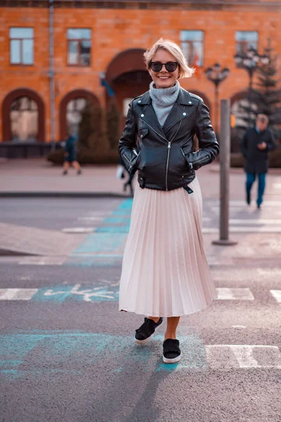 Mujer Elegante Camina Ciudad Primavera Calle Foto — Foto de Stock