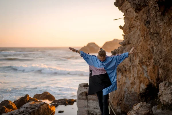 Jonge Vrouw Een Regenjas Point Lobos San Francisco California Beaches — Stockfoto