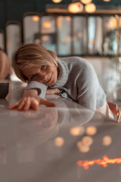 Joven Mujer Elegante Café Una Mujer Café Está Bebiendo Café — Foto de Stock