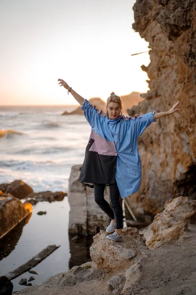 Jonge Vrouw Een Regenjas Point Lobos San Francisco California Beaches — Stockfoto