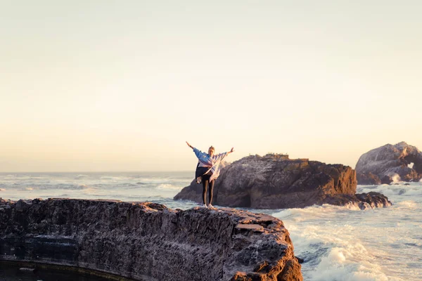 Jonge Vrouw Een Regenjas Point Lobos San Francisco California Beaches — Stockfoto
