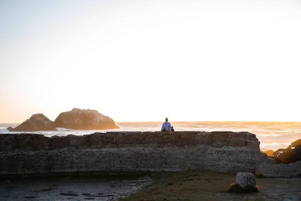 Young Woman Raincoat Point Lobos San Francisco California Beaches Usa — Stock Photo, Image