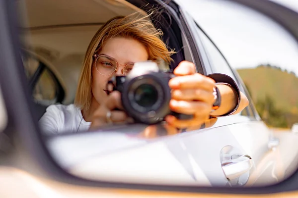 Mulher Jovem Tirando Uma Foto Espelho Retrovisor Carro Viagens Estilo — Fotografia de Stock