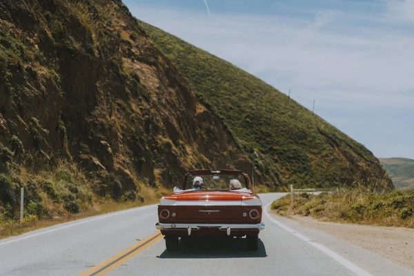 Elderly Couple Travels Classic Rare Car America Convertible Usa Trip — Stock Photo, Image