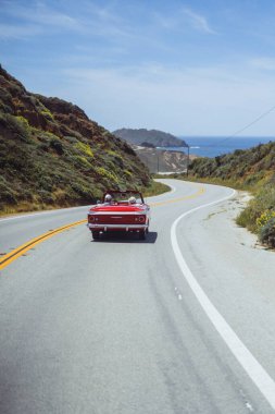 Yaşlı bir çift. Amerika 'da nadir bulunan klasik bir arabayla seyahat ediyor. Amerika 'da üstü açık, Cabriolet' te Amerika 'ya seyahat.