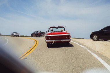 Yaşlı bir çift. Amerika 'da nadir bulunan klasik bir arabayla seyahat ediyor. Amerika 'da üstü açık, Cabriolet' te Amerika 'ya seyahat.