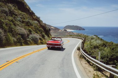 Yaşlı bir çift. Amerika 'da nadir bulunan klasik bir arabayla seyahat ediyor. Amerika 'da üstü açık, Cabriolet' te Amerika 'ya seyahat.