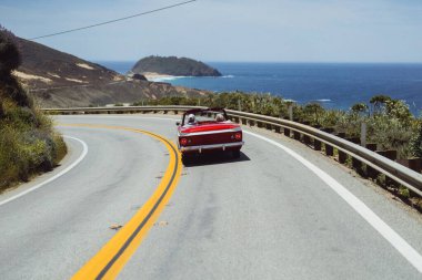 Yaşlı bir çift. Amerika 'da nadir bulunan klasik bir arabayla seyahat ediyor. Amerika 'da üstü açık, Cabriolet' te Amerika 'ya seyahat.