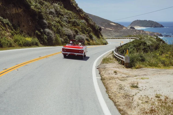 Elderly Couple Travels Classic Rare Car America Convertible Usa Trip — Stock Photo, Image