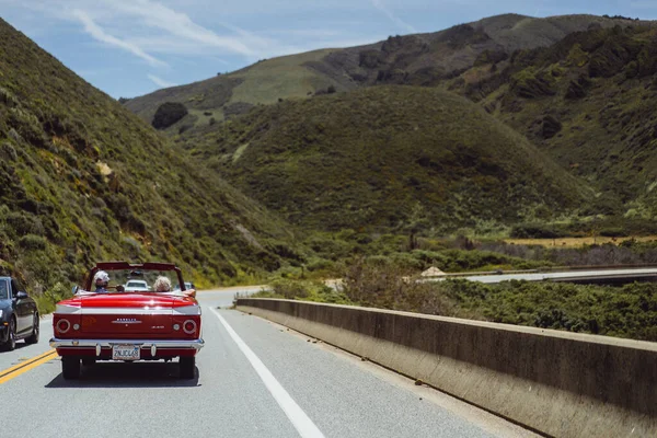 Ouder Stel Reist Een Klassieke Zeldzame Auto Amerika Convertible Verenigde — Stockfoto