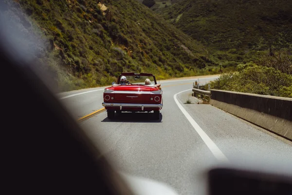 Elderly Couple Travels Classic Rare Car America Convertible Usa Trip — Stock Photo, Image