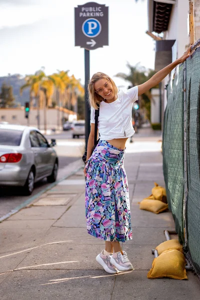 若い女性がアメリカのサンタバーバラの街を歩いていて — ストック写真
