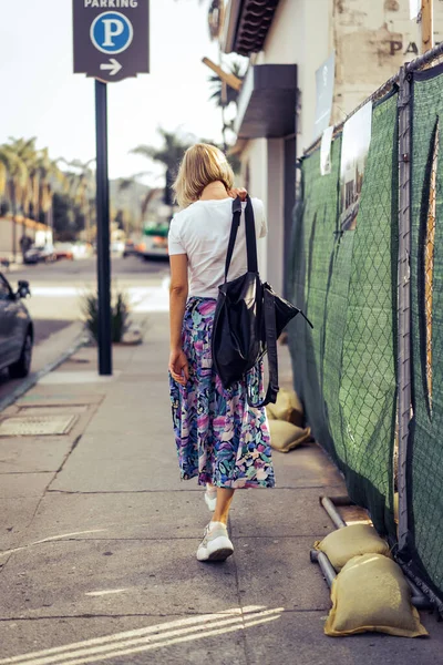 Young Woman Walks Streets Santa Barbara Usa — Stock Photo, Image