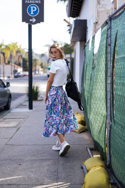 Mladá Žena Kráčí Ulicemi Santa Barbary Usa — Stock fotografie
