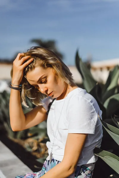 Portret Van Een Jonge Vrouw Een Zonnige Dag Buiten — Stockfoto