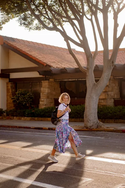 Vacker Blond Ung Kvinna Går Runt Stadens Gator Santa Barbara — Stockfoto