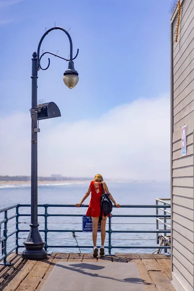 Santa Monica Skelesi Kaliforniya Daki Genç Kadın — Stok fotoğraf