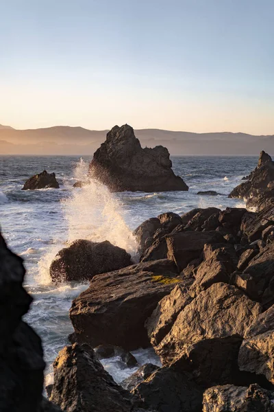 Fond Vagues Battent Contre Les Rochers Envolent — Photo