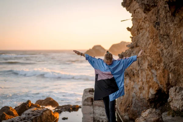 Jovem Mulher Uma Capa Chuva Point Lobos San Francisco California — Fotografia de Stock