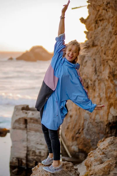 Mujer Joven Impermeable Point Lobos San Francisco California Playas Estados — Foto de Stock