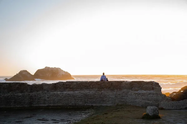 Giovane Donna Impermeabile Point Lobos San Francisco California Spiagge Stati — Foto Stock