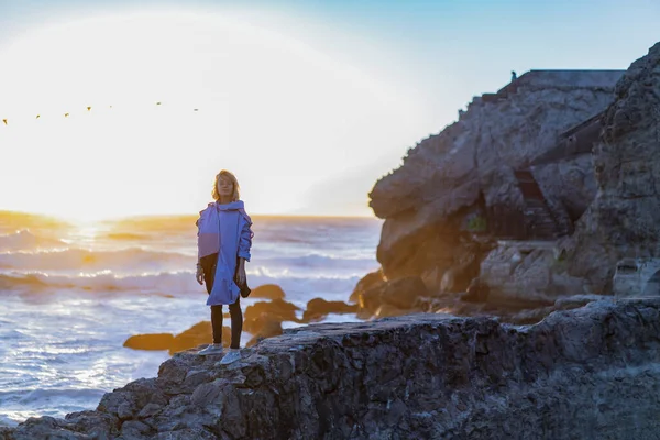 Young Woman Raincoat Point Lobos San Francisco California Beaches Usa — Stock Photo, Image