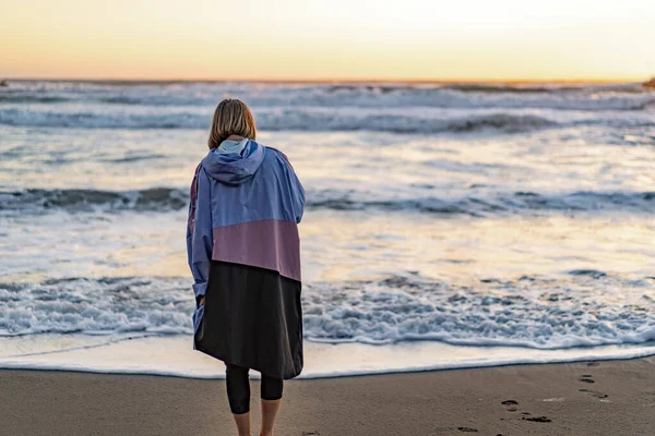 Jonge Vrouw Een Regenjas Point Lobos San Francisco California Beaches — Stockfoto