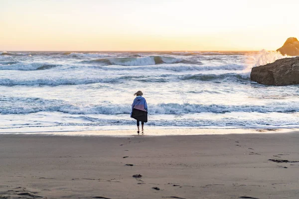 Mujer Joven Impermeable Point Lobos San Francisco California Playas Estados — Foto de Stock