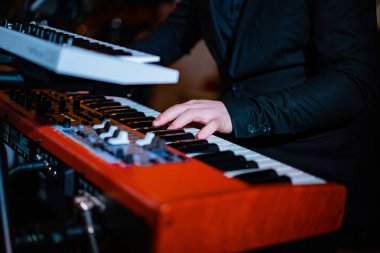 Stu kaydında Midi Klavye Sentezleyicisi çalan erkek müzisyen