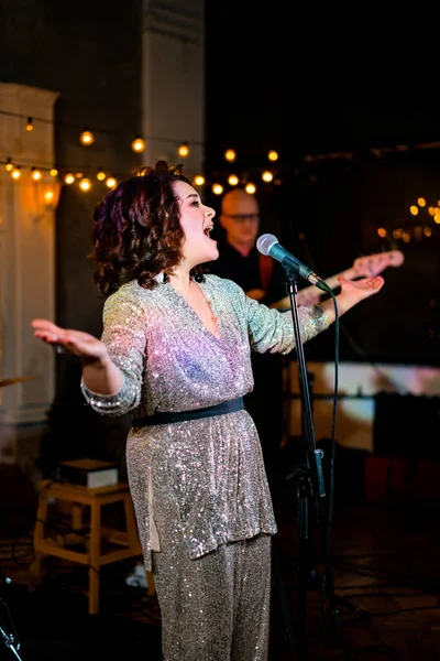 Cantante Mujer Escenario — Foto de Stock