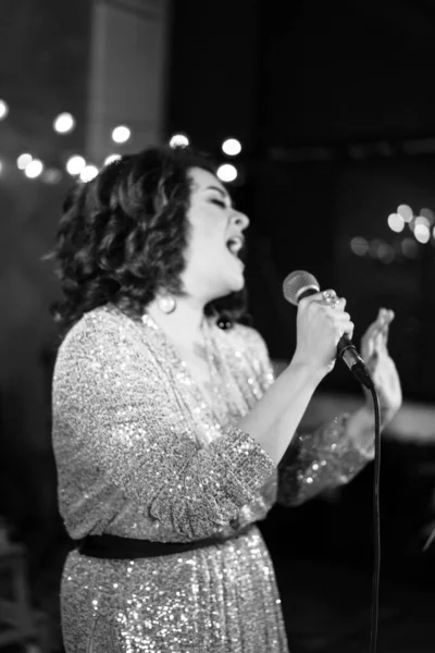 Τραγουδίστρια Στη Σκηνή — Φωτογραφία Αρχείου