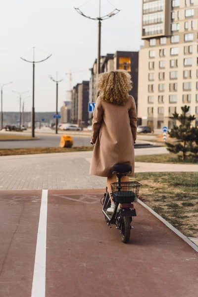 Jonge Mooie Vrouw Paardrijden Een Elektrische Scooter Werken Moderne — Stockfoto