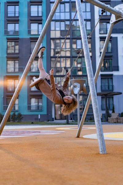 Feliz Atraente Moderno Jovem Mulher Rindo Como Ela Joga — Fotografia de Stock