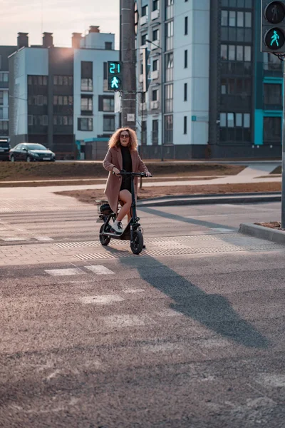 Genç Güzel Bir Kadın Işe Elektrikli Scooterla Gidiyor Modern — Stok fotoğraf