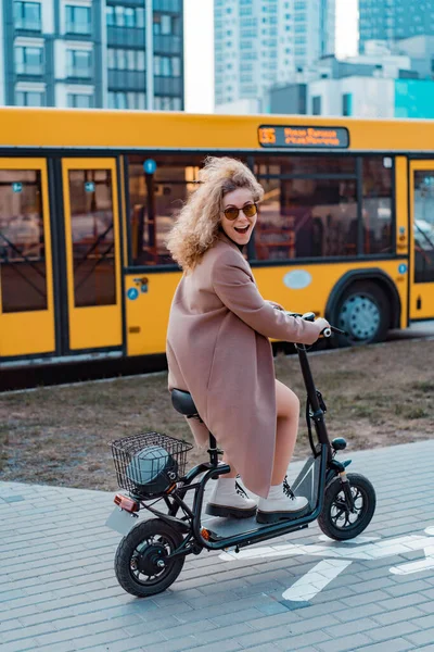 Jonge Mooie Vrouw Paardrijden Een Elektrische Scooter Werken Moderne — Stockfoto