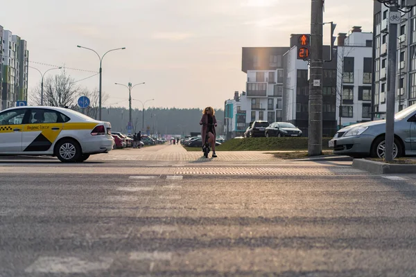 Genç Güzel Bir Kadın Işe Elektrikli Scooterla Gidiyor Modern — Stok fotoğraf