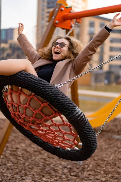 Feliz Atractiva Mujer Joven Moda Riendo Mientras Juega — Foto de Stock