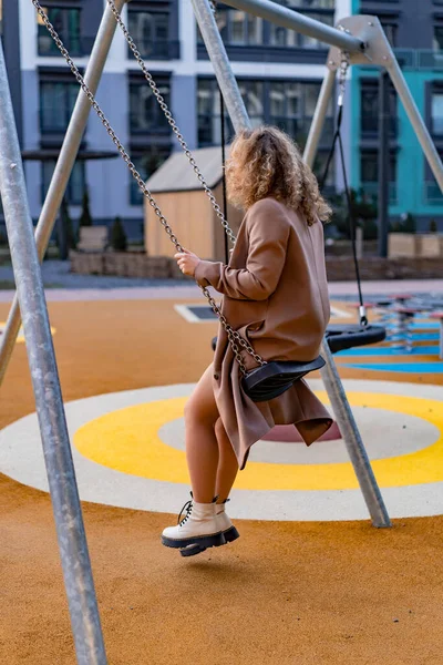 Šťastná Atraktivní Módní Mladá Žena Směje Jak Hraje — Stock fotografie