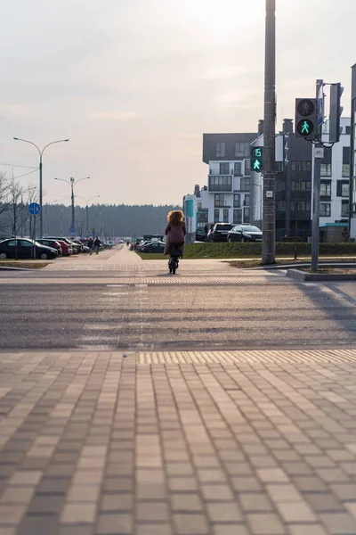 Jonge Mooie Vrouw Paardrijden Een Elektrische Scooter Werken Moderne — Stockfoto