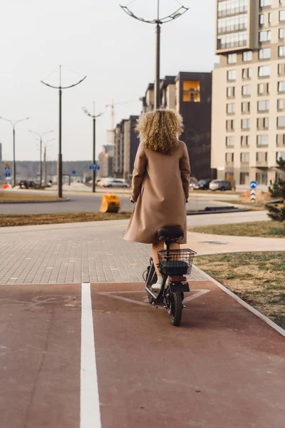 Jonge Mooie Vrouw Paardrijden Een Elektrische Scooter Werken Moderne — Stockfoto