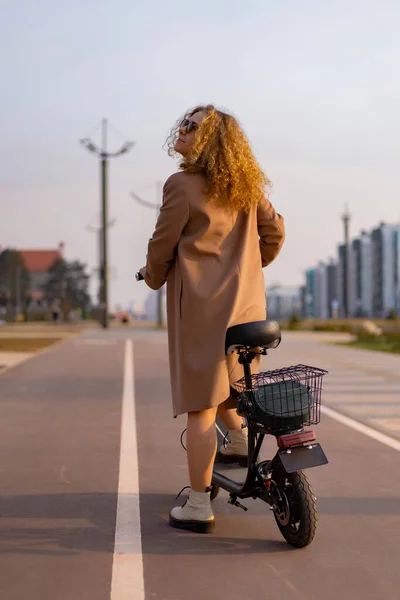 Jonge Mooie Vrouw Paardrijden Een Elektrische Scooter Werken Moderne — Stockfoto