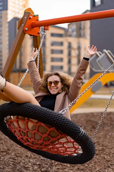 Feliz Atractiva Mujer Joven Moda Riendo Mientras Juega —  Fotos de Stock